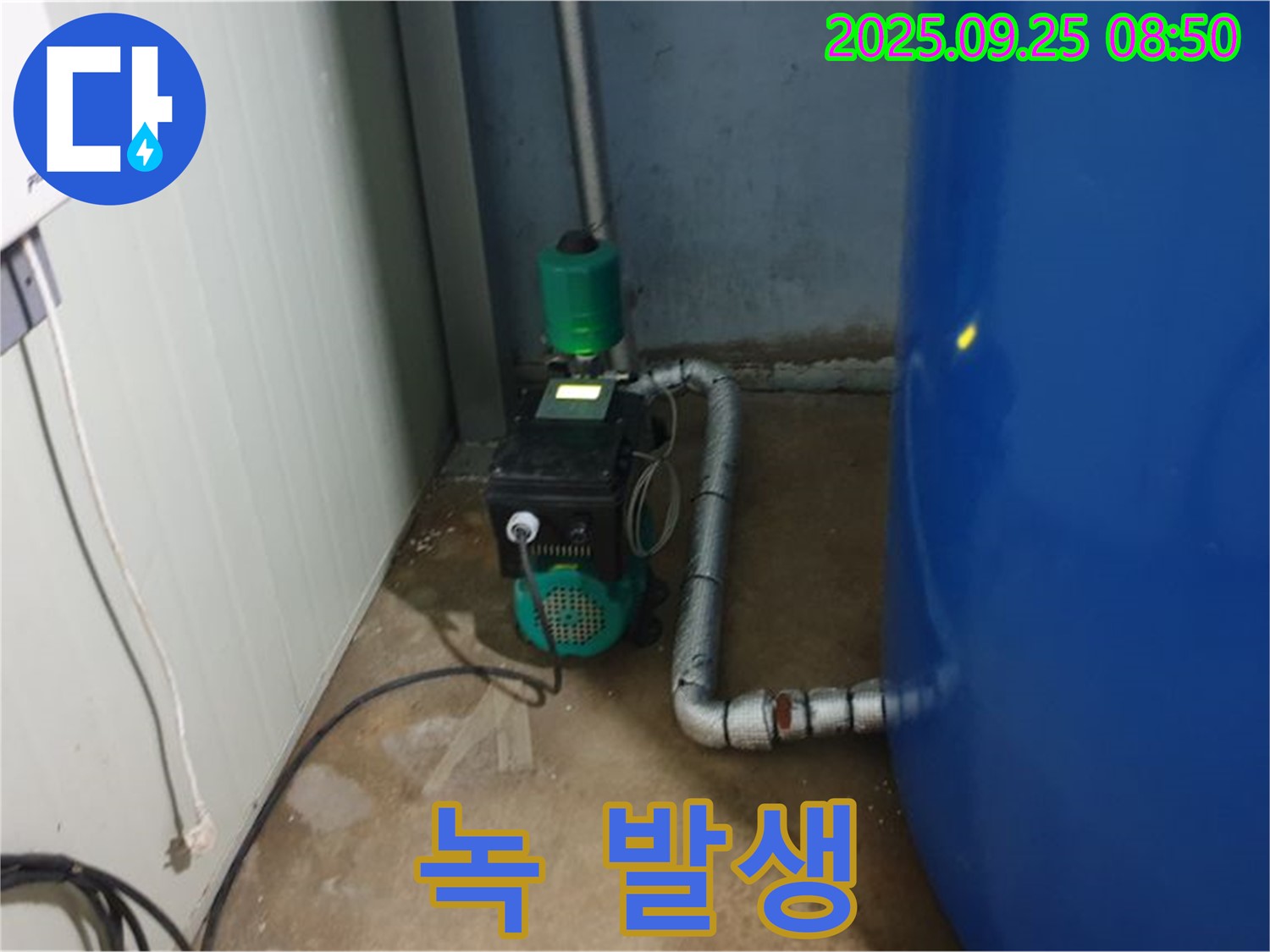 백석읍 복지리 펌프 누수 현장 - 펌프 주변 배관 연결 부위에 녹이 발생하여 누수 가능성을 점검하고 있습니다.