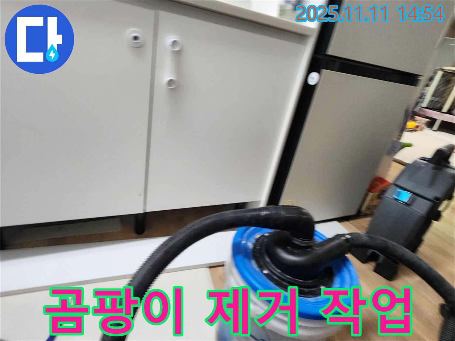 욕실 하부장 곰팡이 제거 작업 - 꼼꼼하게 닦아내고 살균 소독!