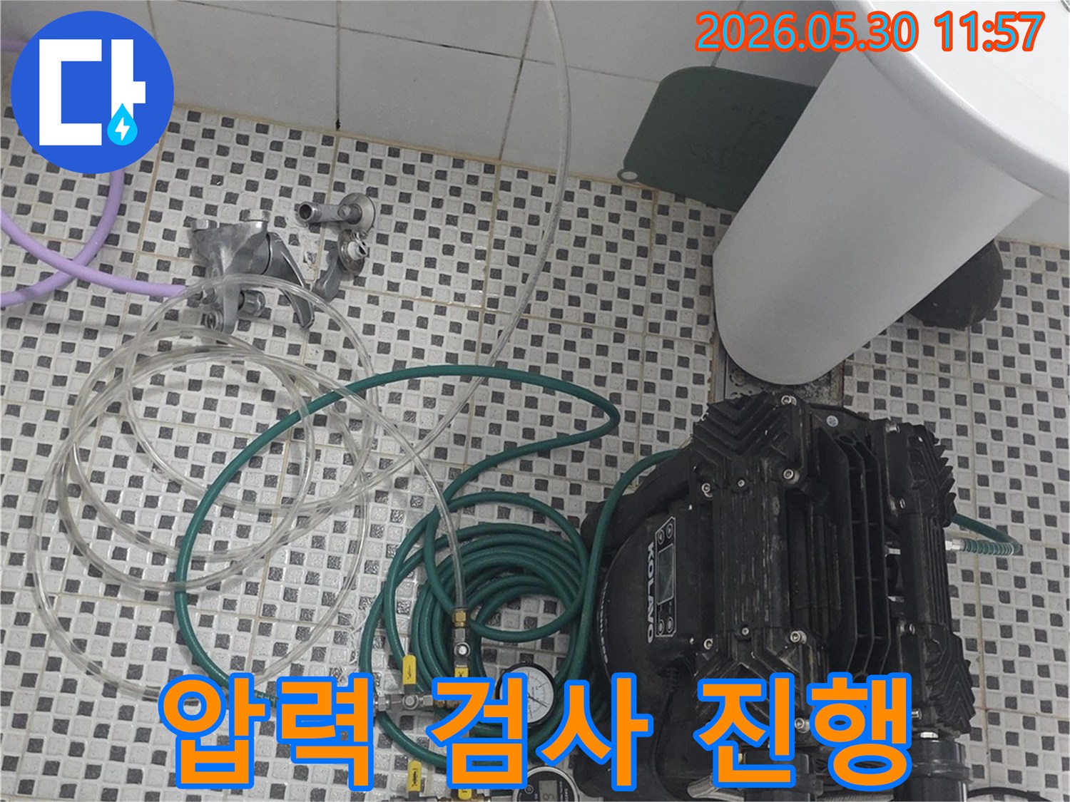 상계주공 아파트 욕실에서-배관 누수 여부를 확인하기 위한 압력 검사가 진행 중입니다.