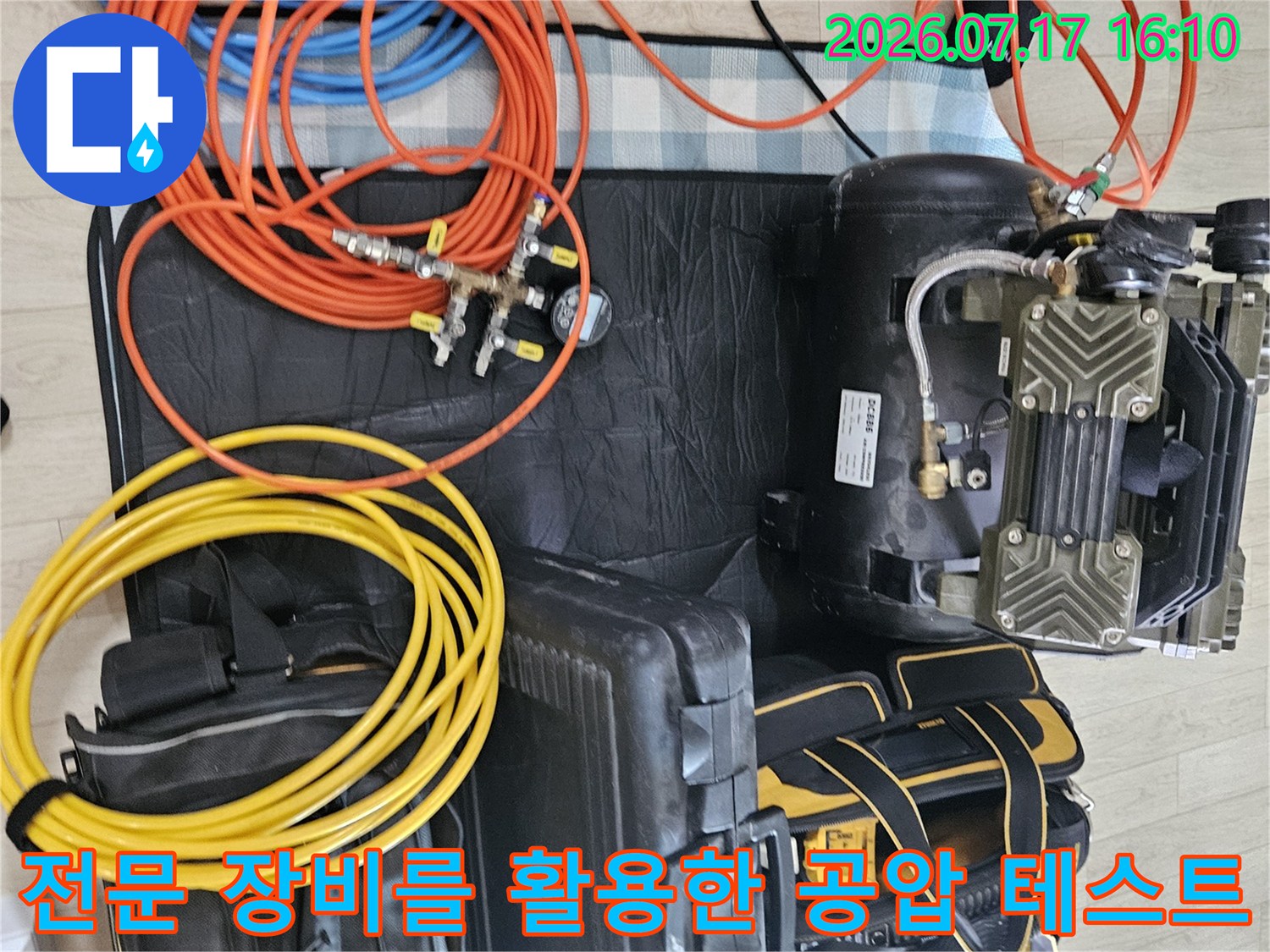 배관 누수 여부를 확인하기 위한 압력 측정 게이지와 호스가 연결된 현장 모습