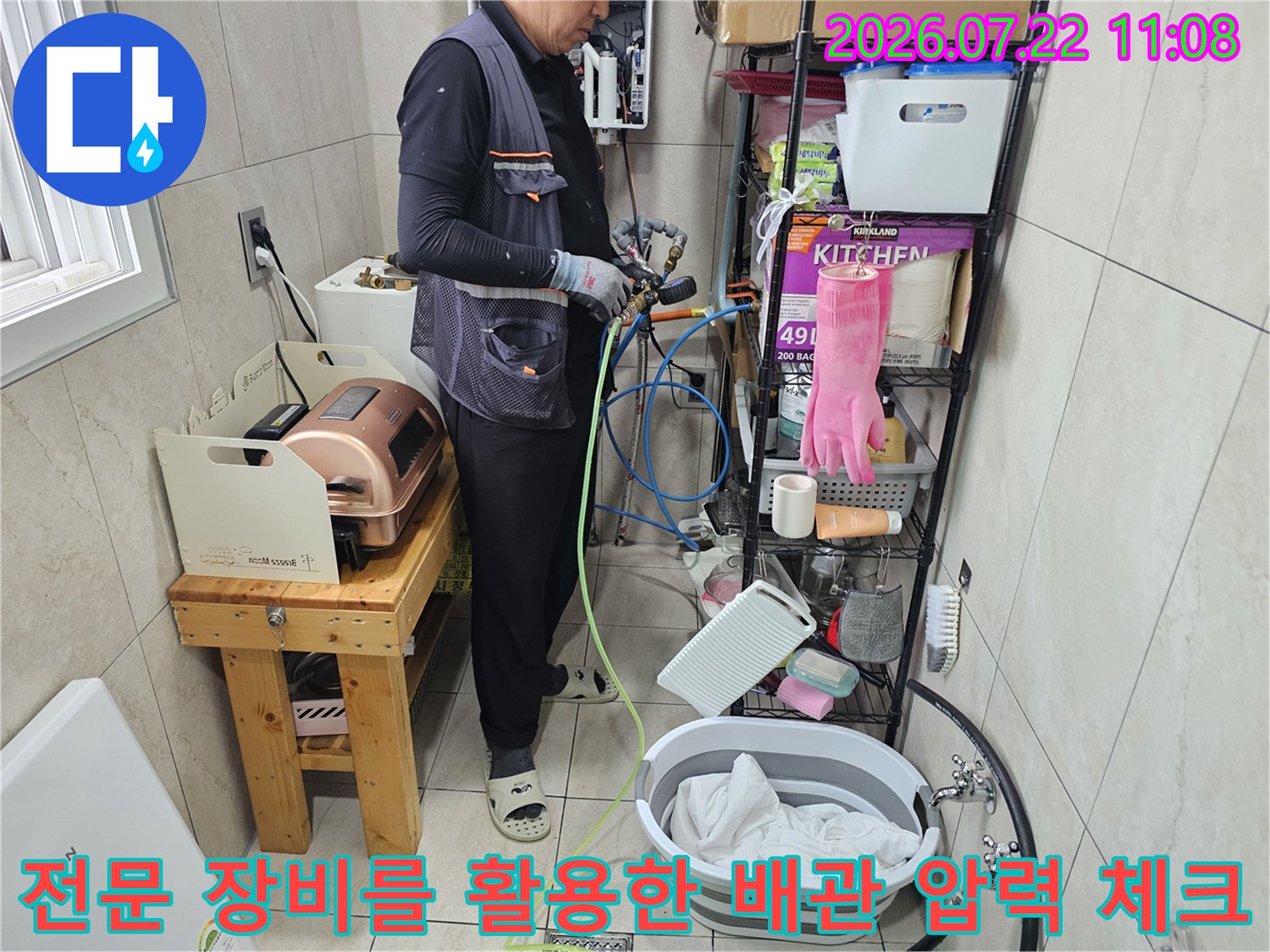 배관에-연결된-탐지-호스와-그것을-조작하고-있는-엔지니어의-손길