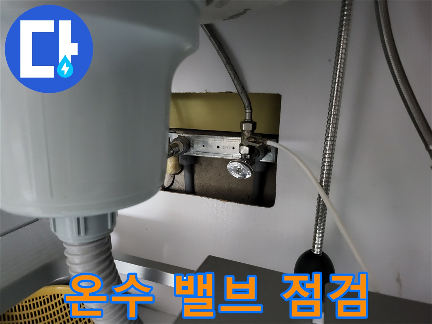 배관-연결-부위와-압력-측정용-게이지-장치