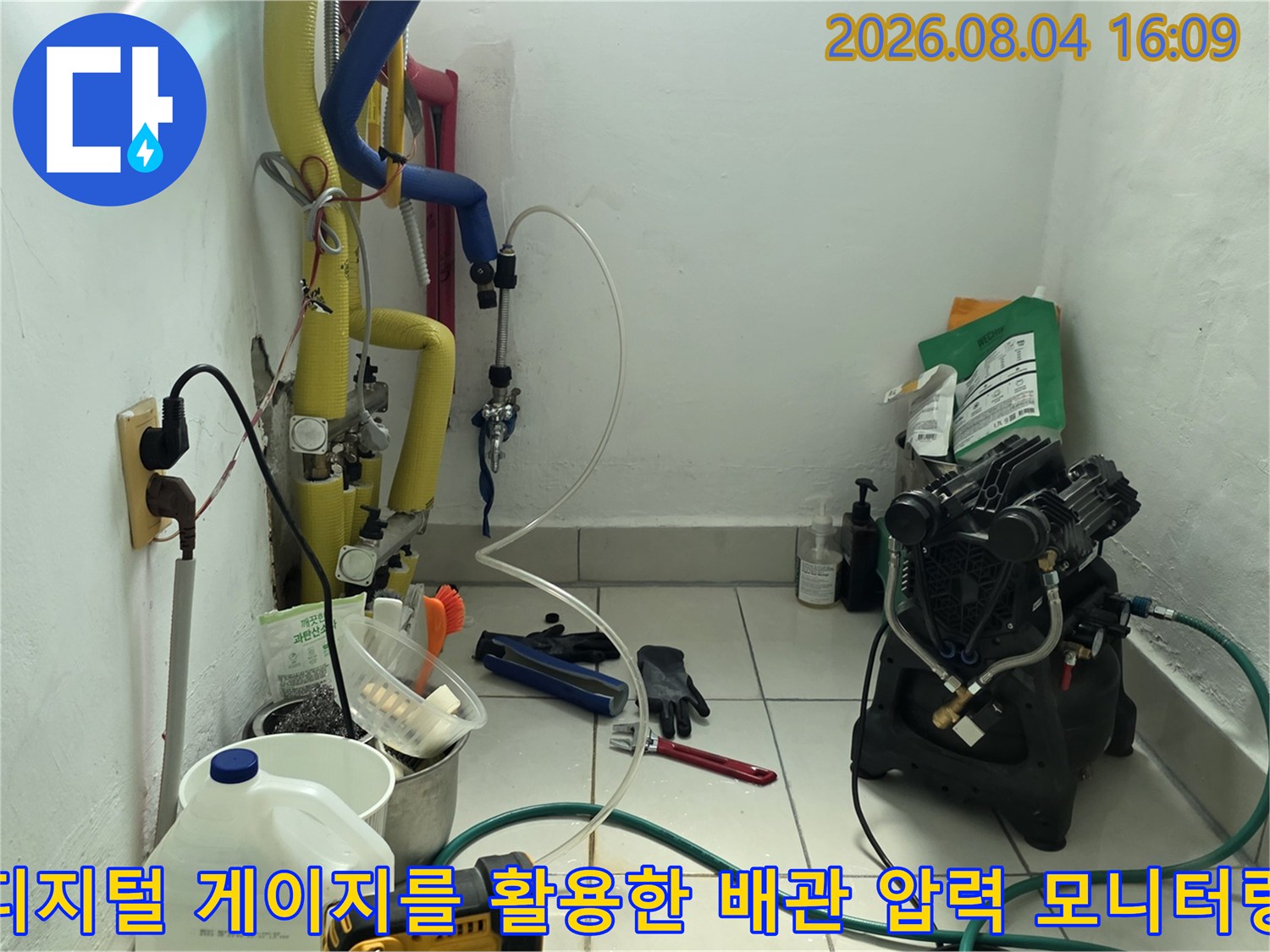전용 장비를 연결하여 상수도 배관의 미세 누수를 탐지하는 과정