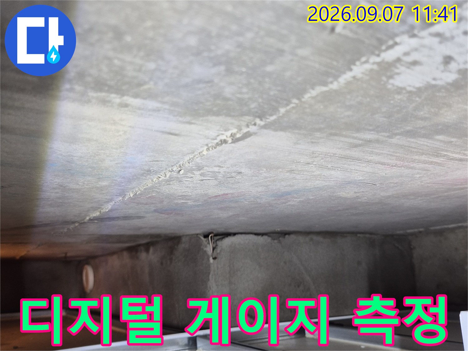 배관-내부-압력을-정밀하게-측정하는-디지털-압력-게이지-장비